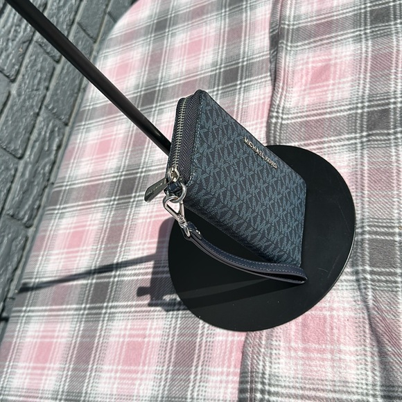 MICHAEL KORS wristlet wallet 8x5 (buy now price) - Picture 4 of 6